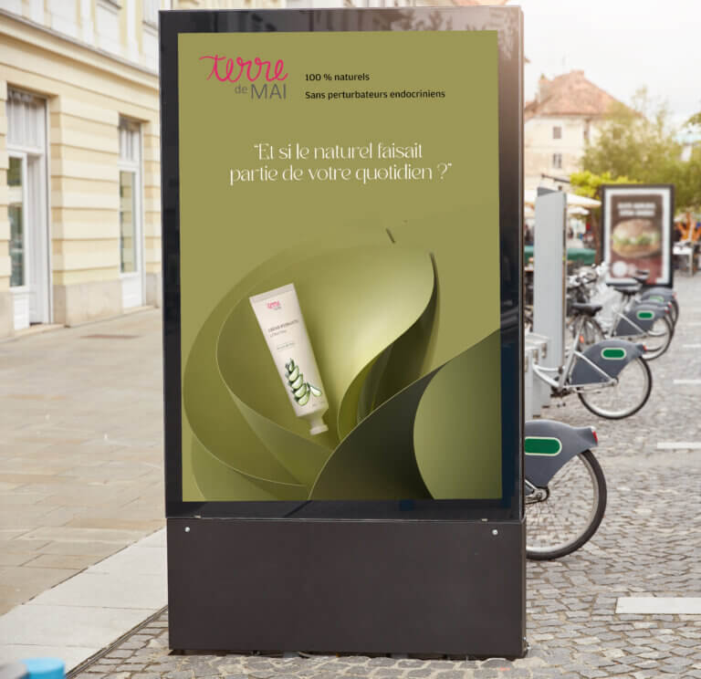 affiche "sucette" pour la campagne Terre de Mai présentée dans un panneau publicitaire en ville