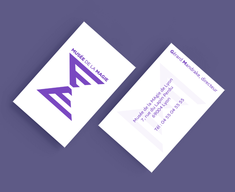 carte de visite du Musée de la Magie sur fond violet
