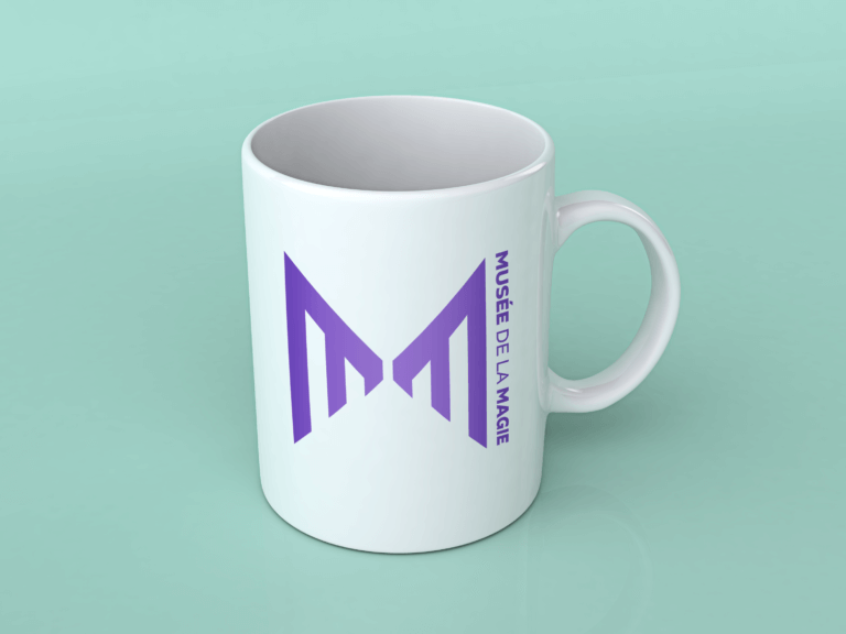 logo du Musée de la Magie sur une tasse avec un fond vert