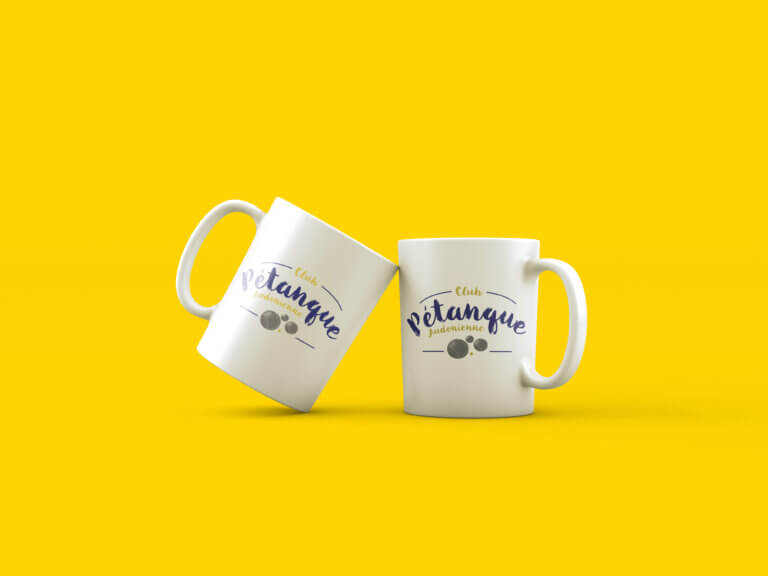 logo de l'association Pétanque Audonienne sur 2 tasse avec un fond jaune