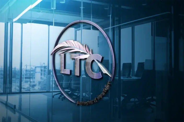 logo LTC patrimoine et immobilier sur une paroi vitrée